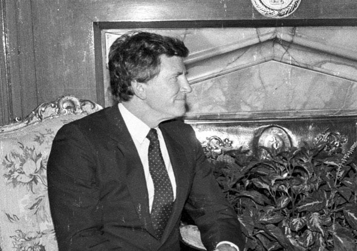 愛人報道で大統領選から消えたゲイリー・ハート（画像は86年にエジプトを訪問した際に撮影）　Khaled Abdullah Ali Al Mahdi-REUTERS　　