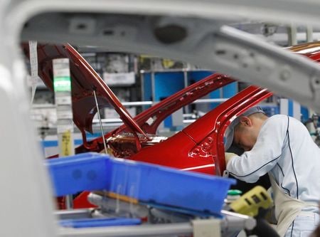 　３月１１日、東日本大震災から１０年、大地震とその後の津波で生産が影響を受けた教訓から、企業は自社の被害への備えだけでなく、複雑に絡み合ったサプライチェーン（供給網）の維持に腐心している。写真は２０１２年５月、宮城県・大衡村のトヨタ自動車の工場で撮影（２０２１年　ロイター/Yuriko Nakao）