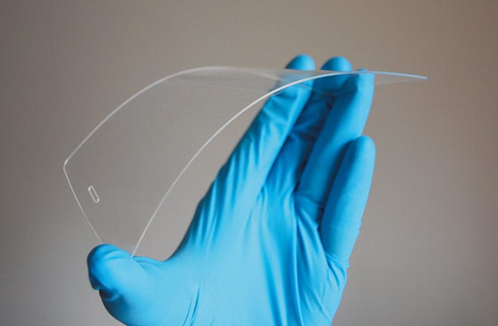 サセックス大学の研究者が開発した新素材は、薄くて丈夫なだけでなく曲げられるのも大きな特徴　University of Sussex