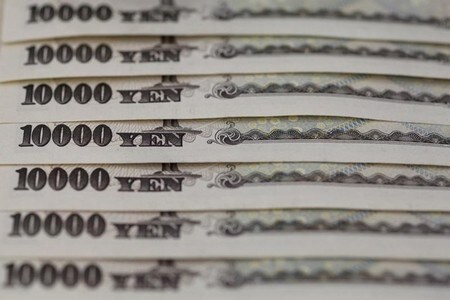 　７月２１日、生命保険協会の橋本雅博会長（住友生命保険社長）は会見で、日銀による上場投資信託（ＥＴＦ）の買い入れについて、「（株式市場の）流動性や価格形成機能が低下するなど心配な面もある」との見方を示し、「効果、副作用の両面に配慮していただきたい」と注文を付けた。写真は都内で２０１３年２月撮影（２０１７年　ロイター／Shohei Miyano）