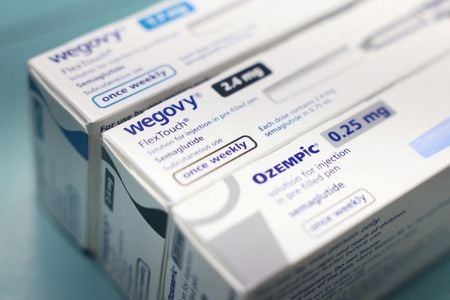 　デンマーク製薬大手ノボノルディスクの肥満症治療薬「ウゴービ」と類似の２型糖尿病治療薬「オゼンピック」と「リベルサス」を服用している患者は、失明の恐れがある眼疾患に罹患するリスクが高まる可能性がある。医学誌ＪＡＭＡオフサルモロジーに７月３日掲載されたデータで明らかになった。写真はウゴービとオゼンピックの箱。３月８日、ロンドンで撮影（２０２４年　ロイター/Hollie Adams）