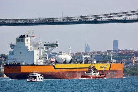 　８月２８日、インドによるロシア産原油の輸入量が、９月に増加する見通しであることが、関係者の話で明らかになった。写真はロシアの原油タンカー。２０２３年７月、トルコ・イスタンブールのボスポラス海峡で撮影（２０２５年　ロイター/Yoruk Isik）