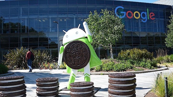 グーグルの米国本社には、アンドロイドの現行版「O（オレオ）」のマスコットがある。OSのバージョンはアルファベットで示され、それぞれにオレオのようなニックネームがある（記者撮影）