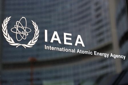 　２月２６日、    国際原子力機関（ＩＡＥＡ）は四半期報告書で、イランが６０％に濃縮したウランを推定１２１．５キロ貯蔵し、原子爆弾３個分に相当する貯蔵量があった前回報告から６．８キロ減少したと指摘した。写真はIAEAのロゴ。ウィーンで２０２３年３月撮影（２０２４年　ロイター/Leonhard Foeger）