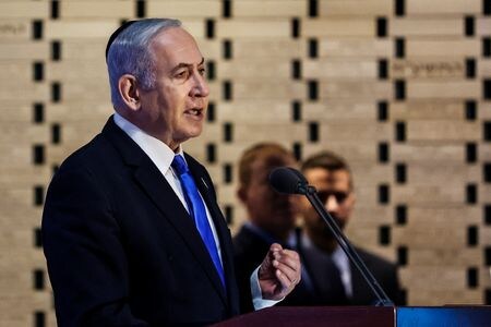 イスラエルのネタニヤフ首相は１３日、イスラエル軍のパレスチナ自治区ガザ侵攻がジェノサイド（民族大量虐殺）にあたるとして南アフリカが国際司法裁判所に提訴したことを受け、イスラエルはガザで完全に勝利するまで戦闘を続けると表明した。写真は２０２３年９月撮影（２０２４年　ロイター/Ammar Awad）