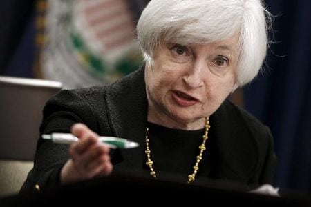 １１月６日、１０月の米雇用者数は２７．１万人急増し、１２月の利上げを後押しする内容となった。写真は会見するイエレンＦＲＢ議長。９月１７日撮影。（２０１５年　ロイター／ Jonathan Ernst）RTS1MLW