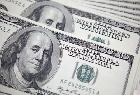 米財務省が１７日発表した２月の対米証券投資統計によると、海外勢の米国債保有額は７兆９６５０億ドルと、１月の７兆９４５０億ドルから増加し、過去最高を更新した。写真は米ドル紙幣。ソウルで２０１１年９月撮影（２０２４年　ロイター／Lee Jae-Won）