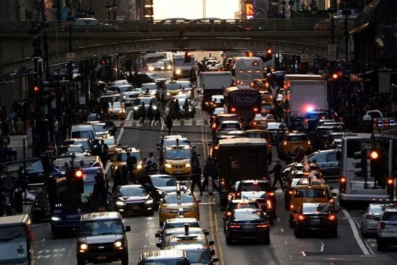 米東部ニューヨーク州のキャシー・ホークル知事は１２月２６日、気候への悪影響を及ぼした損害賠償として化石燃料企業に今後２５年間で総額７５０億ドルの罰金を科す法案に署名して成立した。２０１９年３月、マンハッタンで撮影（２０２４年　ロイター/Carlo Allegri）