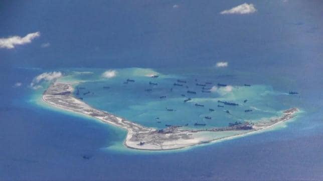 　３月８日、中国の王毅外相は、南シナ海の領有権を主張し争う東南アジア諸国連合（ＡＳＥＡＮ）加盟国との間で、同海域での行動規範をまとめた最初の原案が完成したと明らかにした。写真は南シナ海のスプラトリー諸島。米海軍提供（２０１７年／ロイター）