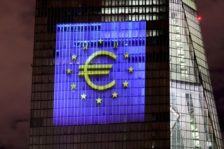 ６月２８日　欧州中央銀行（ＥＣＢ）は、ユーロ圏の高債務諸国の借入コスト抑制に向けた債券買い入れの影響を相殺するため、銀行システムからキャッシュを吸収する可能性が高い。フランクフルトの本部で昨年１２月撮影。（２０２２年　ロイター／Wolfgang Rattay）