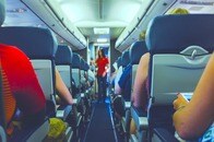 「これは違法レベル...」飛行機で「史上最悪のマナー」の乗客を撮影...女性のSNS投稿に「地獄行き」との声も