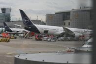 米ボーイング機の前脚破損、独フランクフルト空港　乗務員ら数人負傷