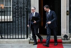英首相、ＮＡＴＯ首脳会議前に防衛投資計画公表へ　事務総長と電話会談
