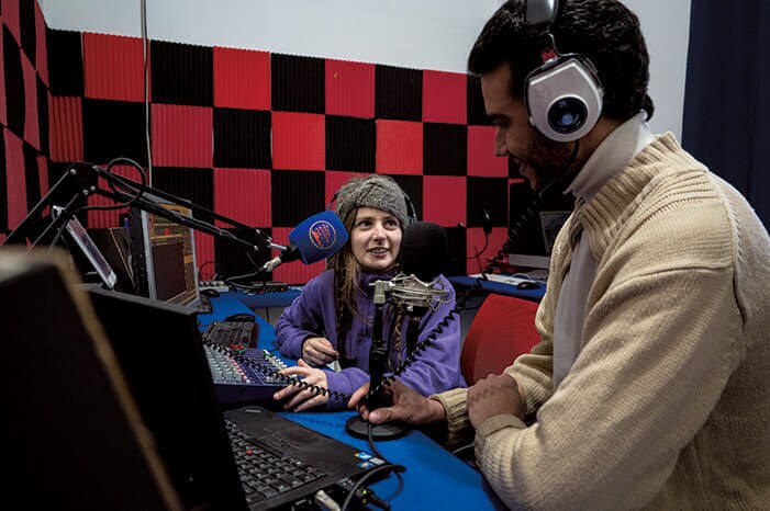 中部アブルッツォ州ガリアーノ・アテルノでラジオ番組に出演する編集者のベネデッタ・チェリコラ（左）。人口230人の村の再生プロジェクトでこの地に移り住んだ20人の新規住民の1人だ