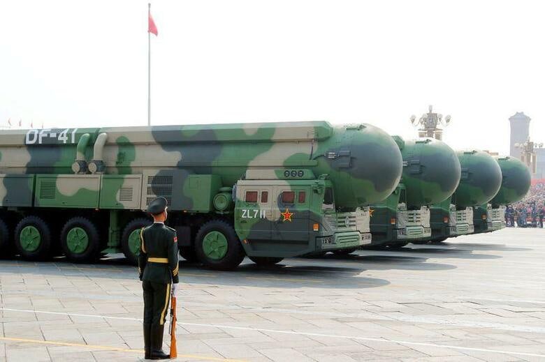 中国政府は全国人民代表大会(全人代、国会に相当)が22日に開幕するのに合わせ、今年の国防費を前年から拡大する方針を示す見通し。北京で行われた軍事パレードで2019年10月撮影(2020年　ロイター/Thomas Peter)