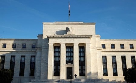 １１月２２日、米ＦＲＢが公表した１０月３１─１１月１日のＦＯＭＣ議事要旨で、政策担当者の多くが金利を「近い将来」に引き上げる必要があるとの見方を示していたことが分かった。 写真は２０１６年１０月、ワシントンのＦＲＢ（２０１７年　ロイター /Kevin Lamarque）