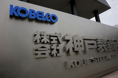 　１０月２６日、神戸製鋼は、過去１年間に出荷した製品を対象に実施していた自主点検と緊急監査によって、新たに４事案で不適切行為の疑いがあると発表した。写真は神戸の本社前で２４日撮影（２０１７年　ロイター／Thomas White）