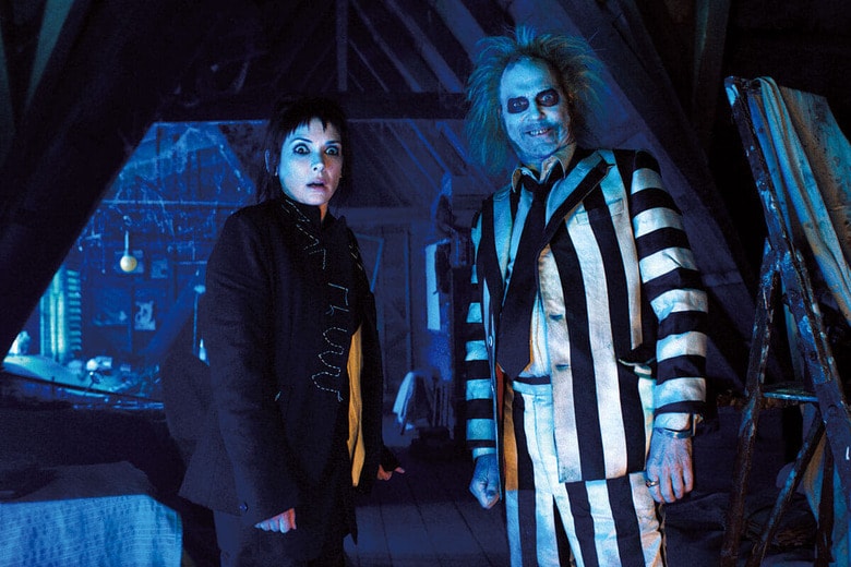 リディア（写真左）とビートルジュース（同右）の新たな騒動を描く『ビートルジュース ビートルジュース』は、娘（次ページ写真）との関係に悩む中年女性の物語でもある　©2024 WARNER BROS. ENT. ALL RIGHTS RESERVED