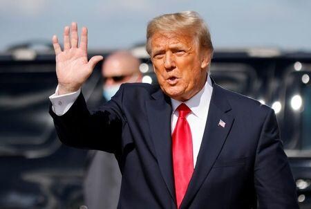 トランプ前米大統領の弾劾裁判を担当する弁護チームのトップ２人が３０日に突如として辞任したことが、事情に詳しい関係筋の話で明らかになった。２０日、フロリダ州パームビーチで撮影（２０２１年　ロイター/Carlos Barria）