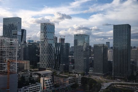 　中国南部の製造業・ハイテク産業の拠点である広東省の当局者と企業幹部は６日、２兆ドル規模の同省経済の全体にわたって人工知能（ＡＩ）の導入を推進すると表明した。写真は中国・広東省深センのテンセント本社ビルなどオフィスビル群。２０２５年９月撮影（２０２６年　ロイター/Tingshu Wang）