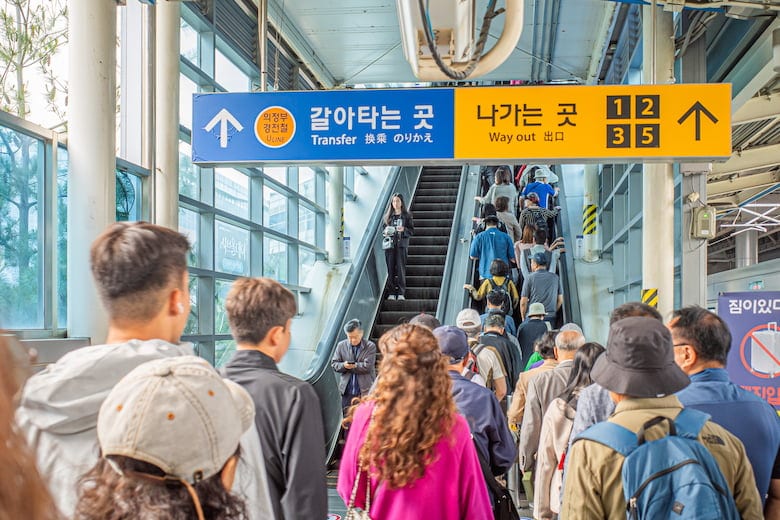 ソウル近郊のベッドタウン議政府市の回龍駅のラッシュ時の様子（撮影＝筆者）
