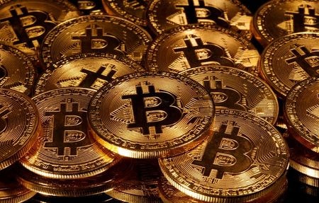 　５月１１日、３度目の「半減期」を通過した暗号通貨（仮想通貨）ビットコインは１１日の取引で、値動きの荒い展開のなか下落。ただ供給量が減速することから、先行きは強気の見通し。３月１３日撮影（２０２０年　ロイター/Dado Ruvic）