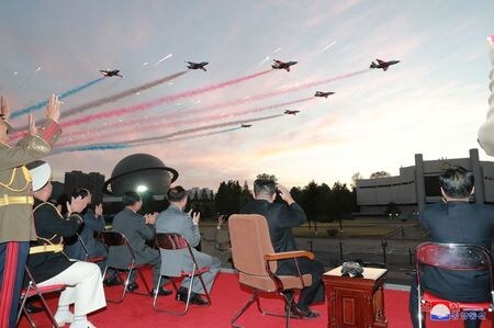 １０月１２日、北朝鮮の金正恩朝鮮労働党総書記は、同国が進める兵器開発について、米国の敵視政策と朝鮮半島の不安定化につながっている韓国での軍備増強に対する自衛のためだと述べた。写真は平壌で開かれた国防発展展覧会を視察する金正恩氏。KCNAが１２日に提供（２０２１年　ロイター）