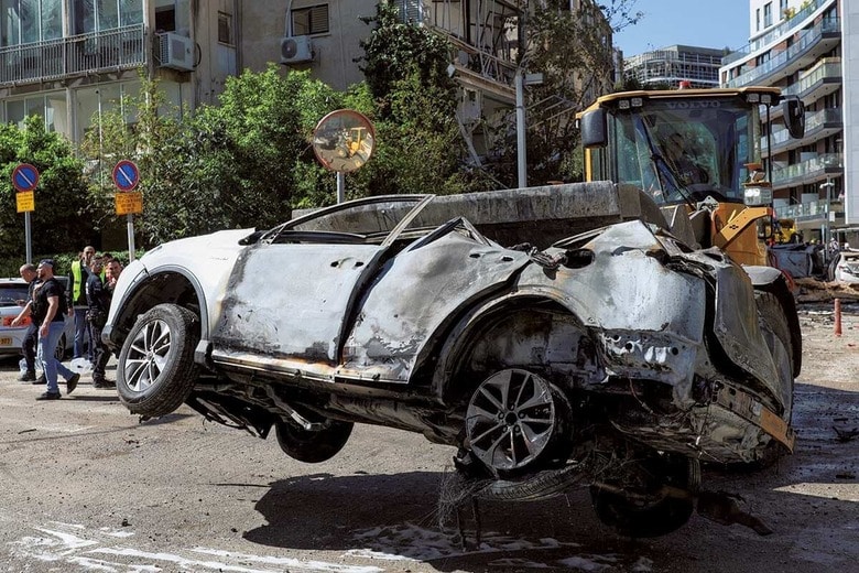 イランによる攻撃で破壊された車（3月24日、テルアビブ市内）　RONEN ZVULUNｰREUTERS