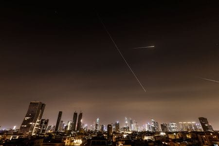 　イスラエル軍は２１日、イラン軍が初めて長距離ミサイルを発射したと明らかにした。イスラエルの核施設から近い場所では、イランによる攻撃で数十人が負傷した。イスラエルのテルアビブで撮影(２０２６年　ロイター/Amir Cohen)