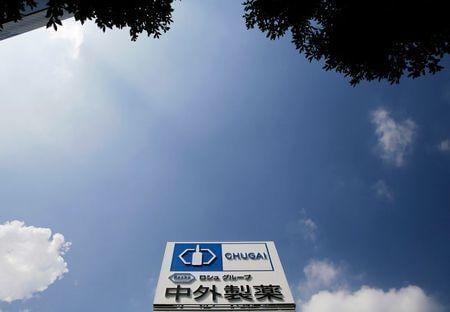 中外製薬は７月１９日、新型コロナウイルス感染症の治療薬「抗体カクテル療法」について、厚生労働省から特例承認を取得したと発表した。軽度から中等度の治療薬として承認された。２０１４年８月、都内で撮影（２０２１年　ロイター/Toru Hanai ）