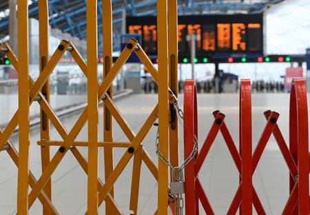 　英国の鉄道・海運・運輸労働組合（ＲＭＴ）は５日、賃上げ案を組合員の採決にかけるものの拒否するよう勧め、クリスマスにかけて再びストを実施すると発表した。写真はロンドンの駅で８月撮影（２０２２年　ロイター/Toby Melville）