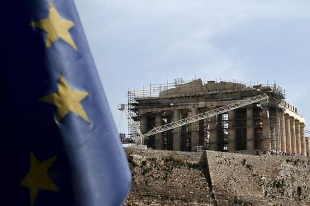 　５月１１日、ギリシャ政府報道官は、Ｔビルの発行上限引き上げを求めていると明らかにした。写真はアテネで掲揚されるＥＵ旗。６日撮影（２０１５年　ロイター／Alkis Konstantinidis）