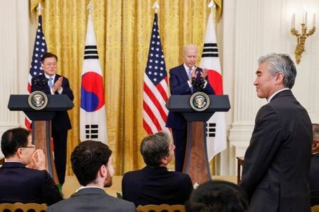 ６月２１日、米国のソン・キム北朝鮮担当特使（写真右）は、訪問中のソウルで日韓の高官と会談、北朝鮮への対応を協議する。ホワイトハウスで５月撮影（２０２１年　ロイター/Jonathan Ernst）