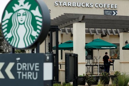 　７月２６日、米コーヒーチェーン大手のスターバックス（スタバ）は、通期の既存店売上高の伸び率について、３─５％としていた従来予想を「小幅に下回る」との見方を明らかにした。５月撮影（２０１８年　ロイター/Mike Blake）