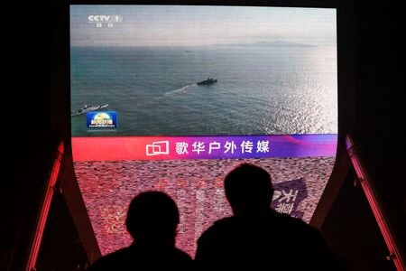 中国軍東部方面軍司令部による台湾海峡での軍事訓練のニュース映像。2024年10月14日、中国北京で撮影。REUTERS/Tingshu Wang