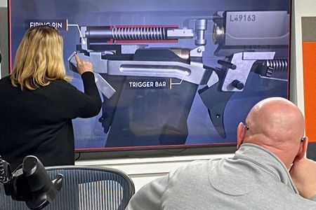 　米新興銃メーカーのロードスター・ワークスは１月７日、米アイダホ州で株主や投資家に向けて、特定の認証された１人ないし複数の人だけが発射できる仕掛けの「スマートガン」を発表した。写真はスマートガンの仕組みを公表する同社最高技術責任者のジンジャー・チャンドラー氏（２０２２年　ロイター/Brian Losness）