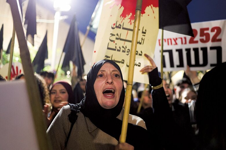アラブ系市民への暴力犯罪に抗議する人々（26年1月、テルアビブ）　AMMAR AWAD-REUTERS