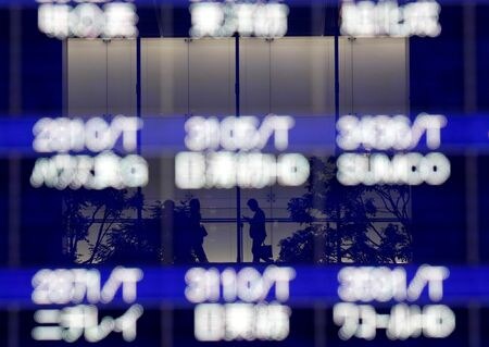 　６月１７日、日経平均は２万６０００円を下回って寄り付いた。５月１３日以来の低水準となる。２０２０年１０月、都内にある株価ボードで撮影（２０２２年　ロイター/Issei Kato）
