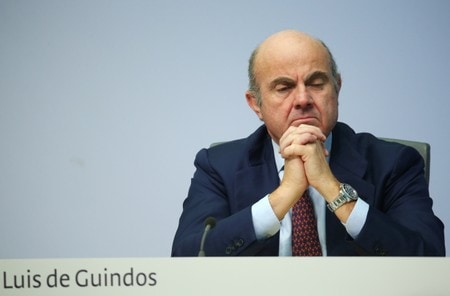 　１０月２６日、欧州中央銀行（ＥＣＢ）のデギンドス副総裁はスペイン紙パイスに掲載されたインタビュー記事で、ラガルド次期総裁によってＥＣＢの政策立案者らは「象牙の塔」から下り、ユーロ圏の政治的現実を直視するようになると期待を示した。写真は会見の出席したデギンドス氏。１０月２４日、ドイツのフランクフルトで撮影（２０１９年　ロイター/Ralph Orlowski）