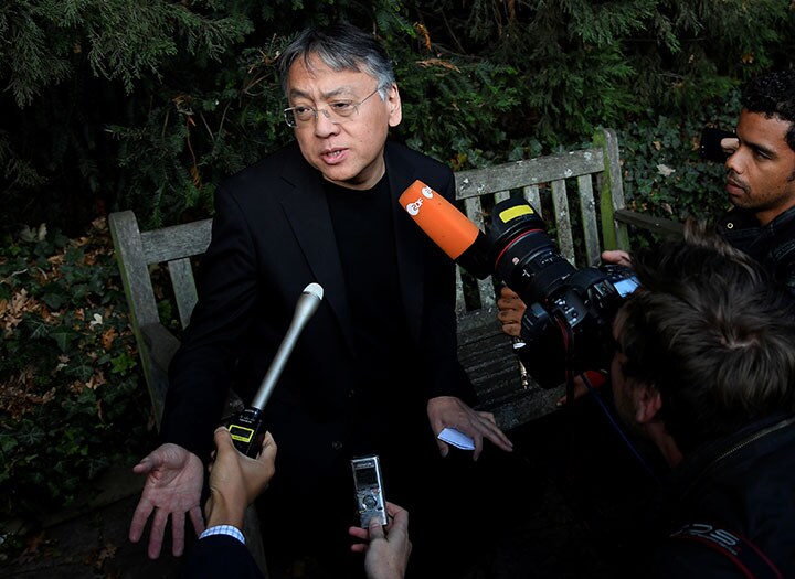 ノーベル賞受賞の一報を聞いてロンドンの自宅で報道陣の取材に応じたイシグロ　Toby Melville-REUTERS