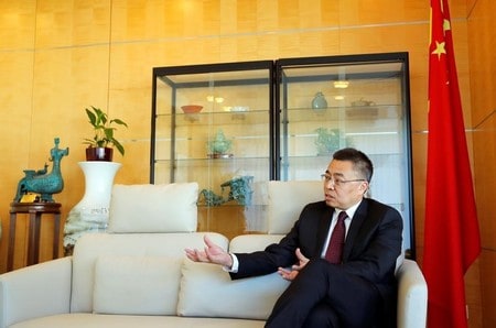　５月２８日、中国の張向晨・世界貿易機関（ＷＴＯ）大使は、中国に進出する条件として企業は技術移転を求められているとする米国の主張は根拠がないとの認識を示した。写真はジュネーブで３月、ロイターのインタビューに応じる同大使（２０１８年　ロイター/Denis Balibouse）