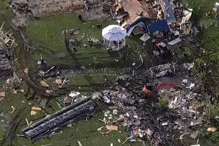 メモリアルデーの三連休となった週末、米国の幅広い地域が竜巻を伴う激しい雷雨に見舞われ、南部テキサス州など４州の死者数が２７日午後時点で少なくとも２１人となった。（２０２４年　ロイター/ABC Affiliate WFAA）