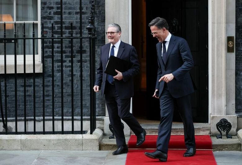 スターマー英首相とＮＡＴＯのルッテ事務総長。３月１７日、ロンドンで撮影（２０２６年　ロイター/Isabel Infantes）