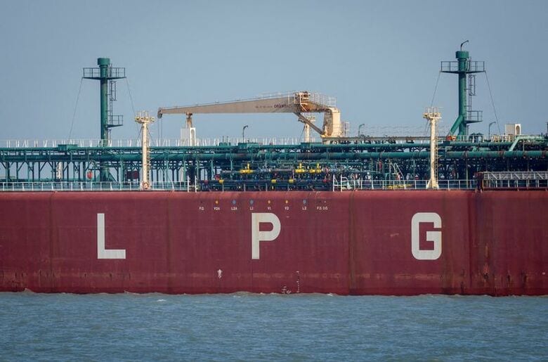 インドの液化石油ガス（ＬＰＧ）運搬船。３月１６日、インド西部グジャラート州のムンドラ港で撮影。REUTERS/Amit Dave