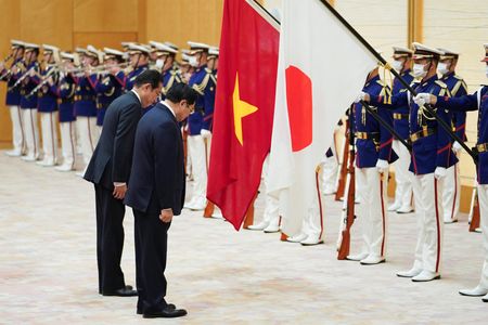 　ベトナム訪問中の岸田文雄首相（左）は５月１日、日本とベトナムが経済と安全保障面の関係強化で合意した表明した。また、ウクライナ戦争の終結も呼びかけた。２０２１年１１月、都内で代表撮影（２０２２年　ロイター/Toru Hanai）