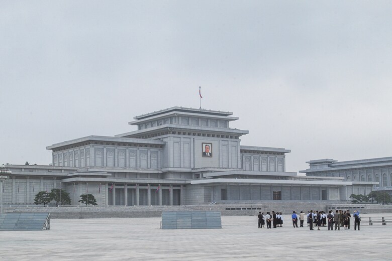 平壌の錦繍山太陽宮殿に眠る2人はどんな思いで見ているだろうか（写真は05年）　YURI MALTSEV-REUTERS