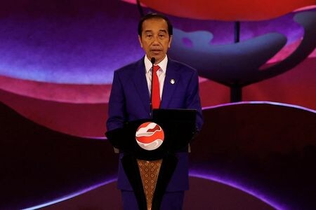 　９月７日、インドネシアのジョコ大統領（写真）は東アジアサミット（ＥＡＳ）の冒頭演説で「われわれは新たな紛争や緊張、戦争を生み出さないのと同時に、今あるさまざまな緊張を和らげる責任がある」と述べ、主要国に対立姿勢を解くよう呼びかけた。ジャカルタで当日代表撮影（２０２３年　ロイター）