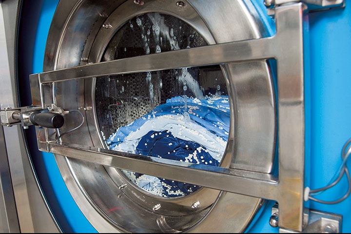 ポリマーのビーズで汚れを吸収する技術は、10年前に英リーズ大学で開発された　COURTESY XEROS