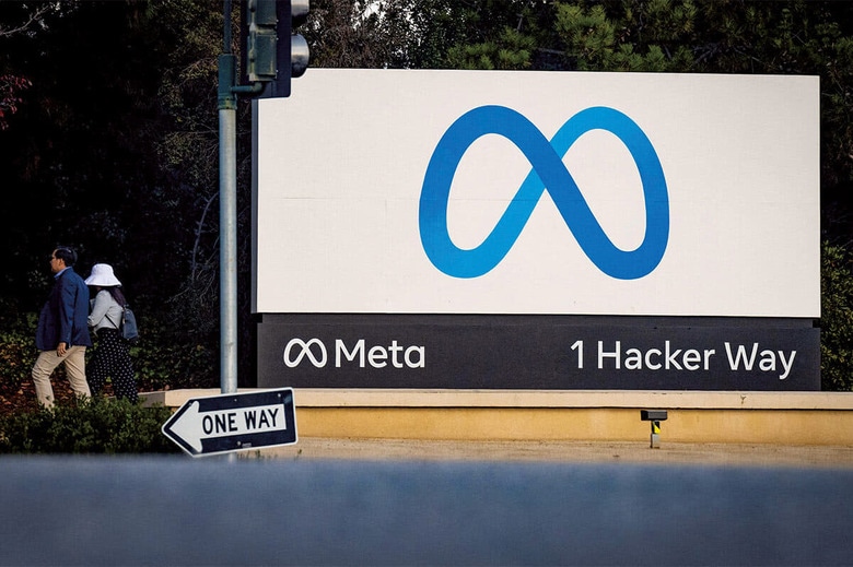 リストラされた社員たちはどこへ向かうのか（メタ社の看板の前で）　JOSH EDELSON/AFPｰGETTY IMAGESｰSLATE