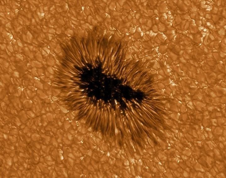 太陽表面の黒点とその周辺　KIS